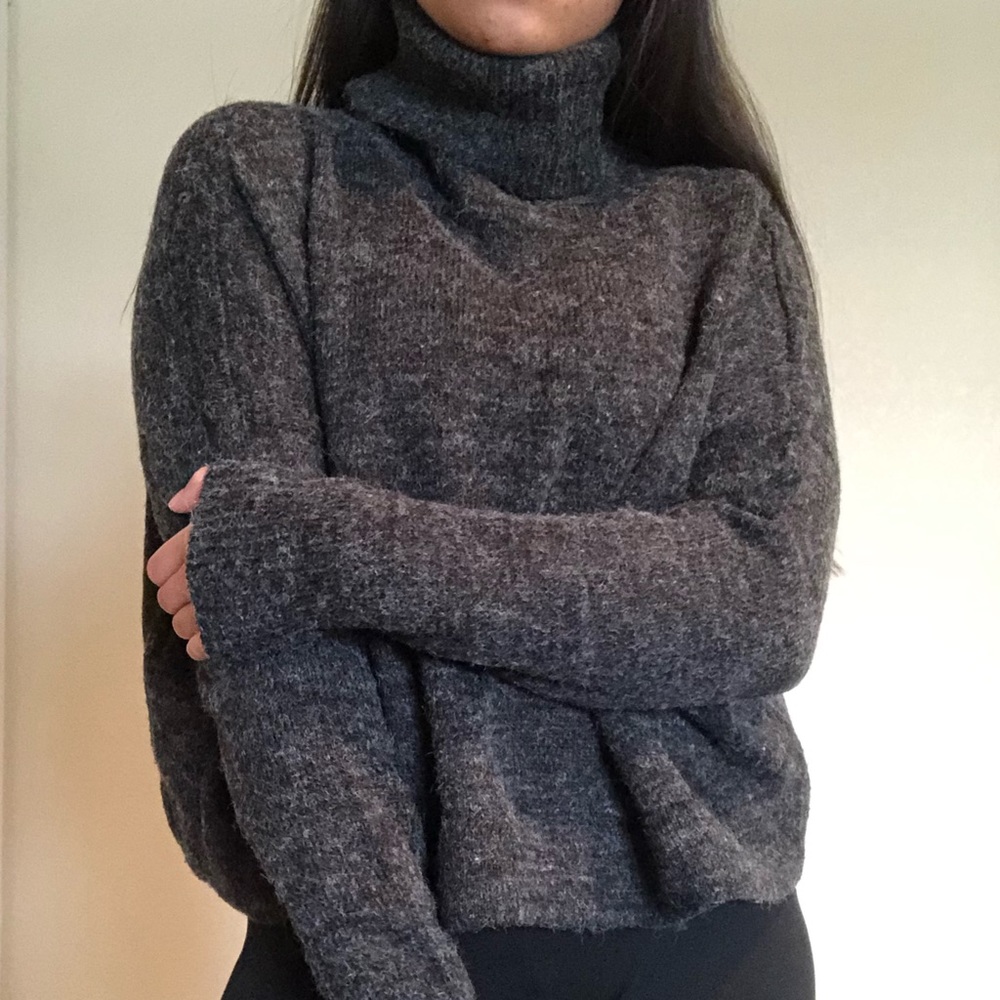 Forever 21 Contemporary Gray Turtleneck Sweater 🌫